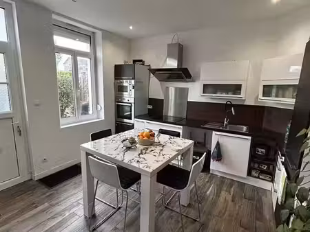 maison rénovée 77 m² – jardin 300 m² – terrasse – dépendance – 2 places stationnements