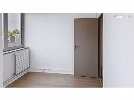 bureau lumineux avec ascenseur