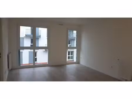 t2 avec parking à gonesse