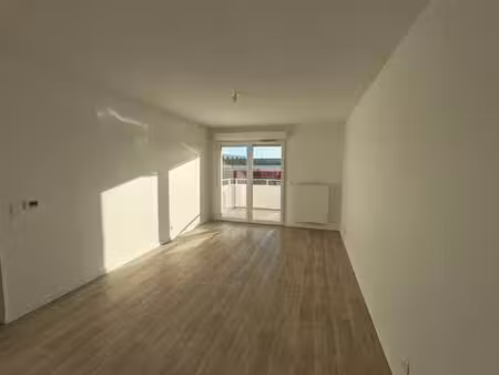 t2 avec parking et balcon à lormont
