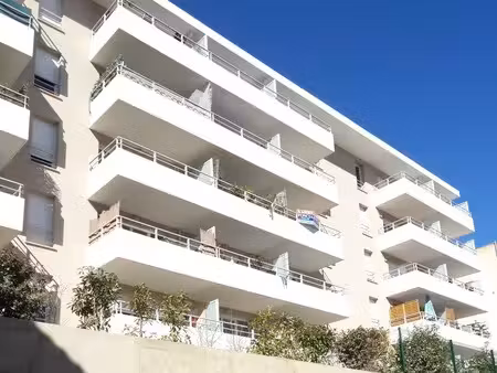 t2 avec parking et terrasse à toulon