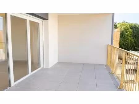 t2 avec balcon et parking à vannes