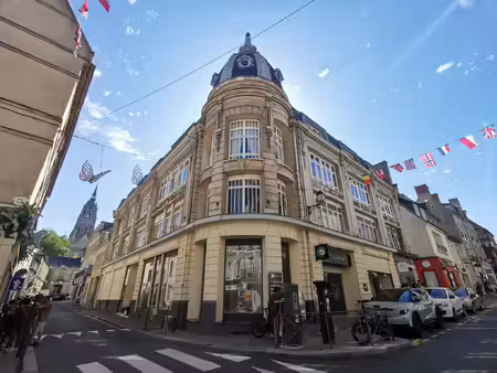 à louer emplacement commercial de premier ordre 720 m2