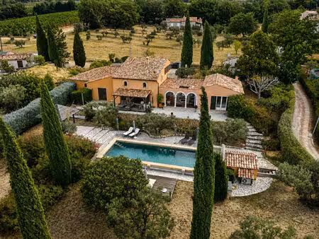 aups - propriété de caractère avec patio  piscine et bastidon indépendant