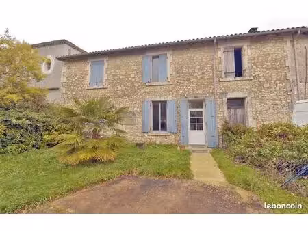 maison charentaise avec jardin et pergola
