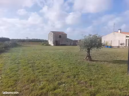 terrain constructible avec bâtisse charentaise à rénover