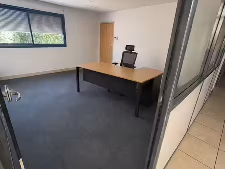 bureaux 120 m² à louer – bourges – plusieurs bureaux privatifs + salle de réunion – parkin