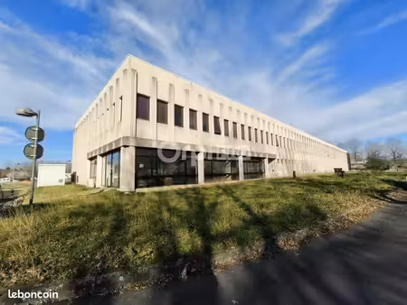 bureau 9 800 m²
