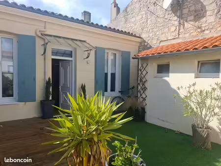 maison rénovée avec patio  garage et dépendances - centre ville à pied