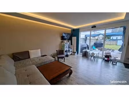 maison climatisée  piscine chauffée  terrasses et garage