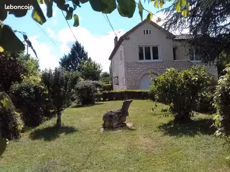 maison avec vue sur étang