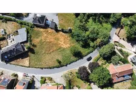 terrain à bâtir spacieux dans un quartier résidentiel