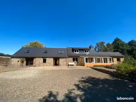 belle ensemble en pierres avec hangar