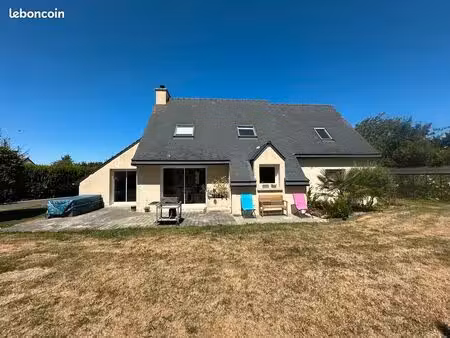 à vendre – belle maison avec grand terrain paysager à 5 minutes à pied de la mer