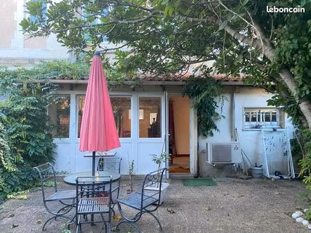 très bel appartement avec très grande cave et charmant jardin arboré privatifs