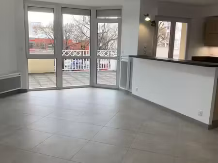 grand appartement type t3 84 m2 terrasse privative 60 m2 r.d.c auxerre