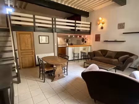a louer petit à ppartement de caractère