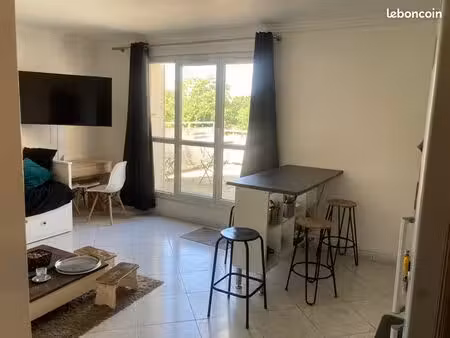 cergy centre – grand appartement meublé 3 chambres avec terrasse et parking  proche gare e