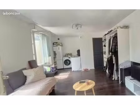 studio de 23m2 avec terrasse et petit jardin dans un endroit tranquille