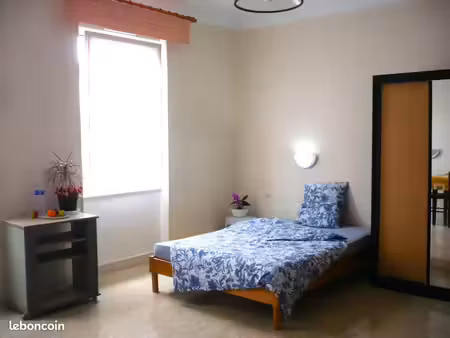 grande chambre meublée