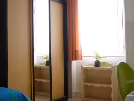 jolie chambre meublée