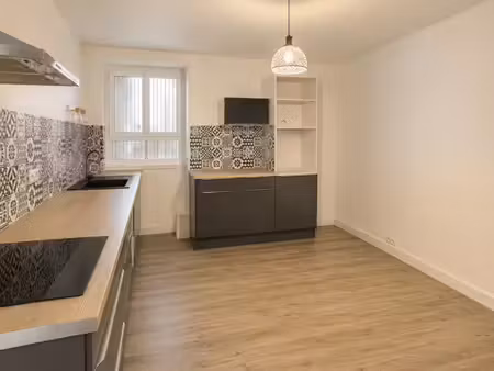 à louer – maison t5 de 84 56 m² avec jardin  terrasse  garage et dépendance – barbezieux-s