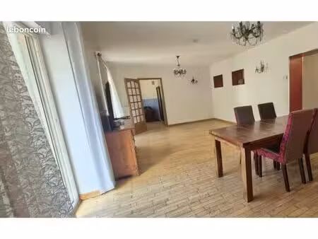 grand f4 avec terrasse et jardin dans endroit tranquille facile de stationnement