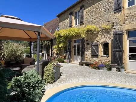 en périgord noir  très belle maison de caractère avec piscine entièrement rénovée  située.