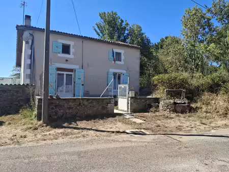 maison familiale avec de nombreuses dépendances et du terrain
