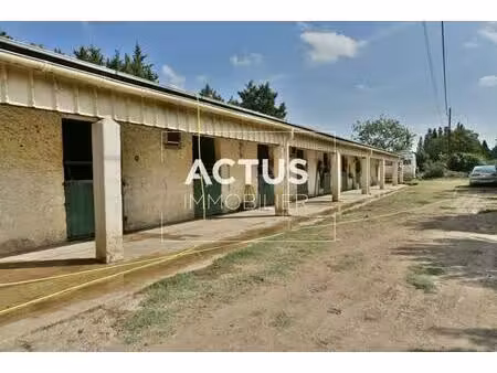 ecuries avec son terrain de 1.4 hectares en campagne de gran