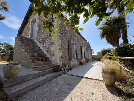 marsais sainte radegonde (85570) - adorable maison de plain pied en pierres avec dependanc