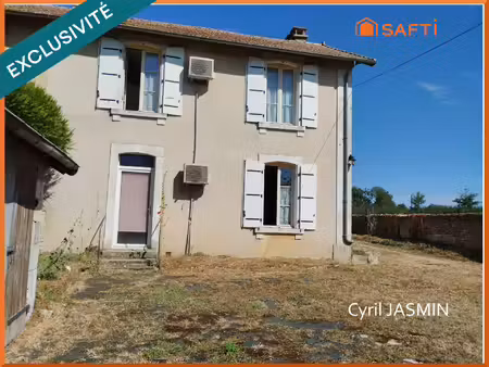 ensemble en pierre avec cour et dépendances