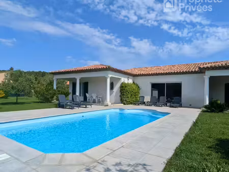 villa plain pied avec piscine et double garage dans un quartier calme !
