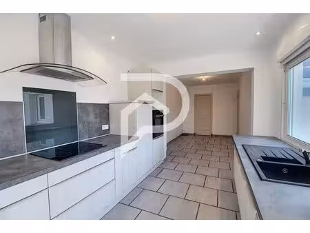 à louer maison 86 79 m² – 820 € |estrées