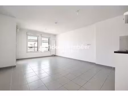 appartement t3 61m2 cornebarrieu avec balcon  deux places de parking  concierge etc...
