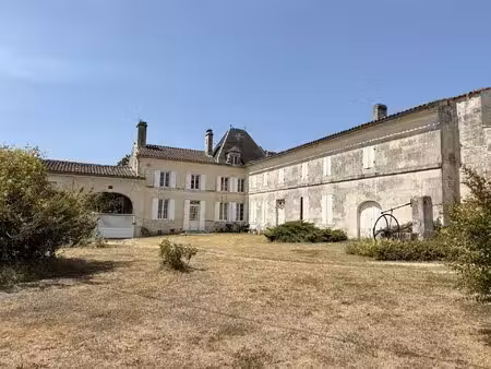 belle demeure charentaise avec ses dépendances et son parc de 5