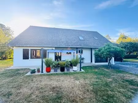 maison familiale en bord de rivière à vendre
