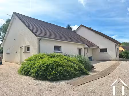 grand maison plain pied avec un jardin facile d'entretien