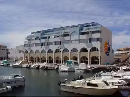 location parking 12 m² à sète (34200)  108 €