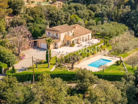 somptueuse villa provençale avec vue dégagée  aperçu mer et pisc