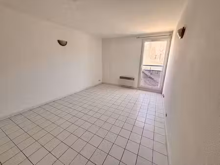 nimes centre/lycee dhuoda - rue henri iv - studio 21.32 m2 au 1er etage