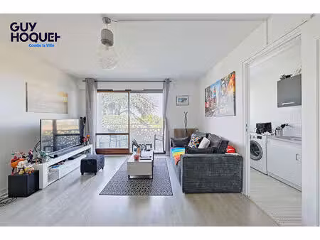 à vendre : studio à combs-la-ville avec terrasse  place de parking et cave