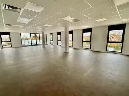 location bureaux 123 m² à 130 m²