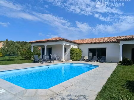 villa plain pied avec piscine et double garage dans un quartier calme !