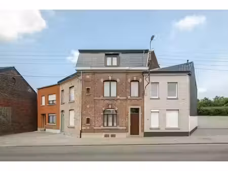 vaste maison avec jardin à proximité de la gare