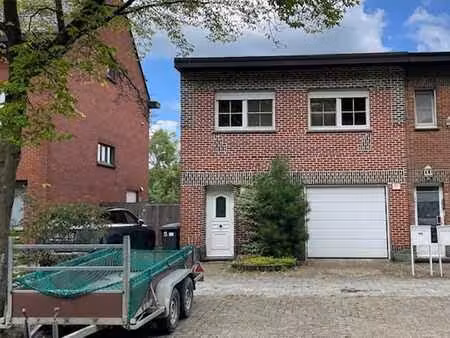 charmante maison avec entrée latérale et piscine à brasschaa