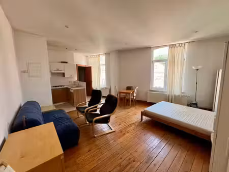 quartier schuman  très beau studio meuble +/- 40 m²