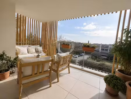 antibes – rare à la vente ! superbe 2 pièces récent avec terrasse  garage et dépendances