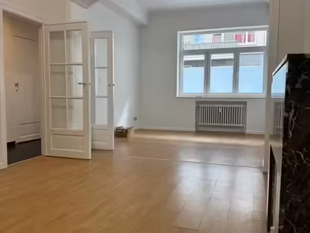 appartement 1 chambre ixelles  cheminée en marbre