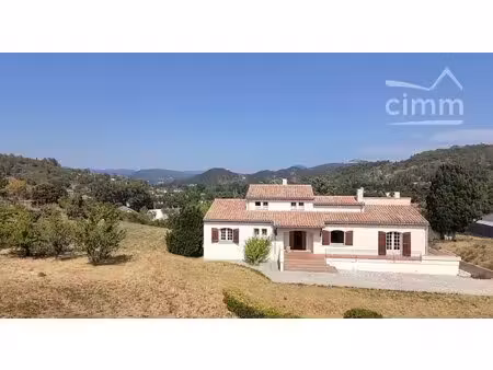 a vendre une villa de 216m² avec annexes et grand garage sur une parcelle de 9755m²